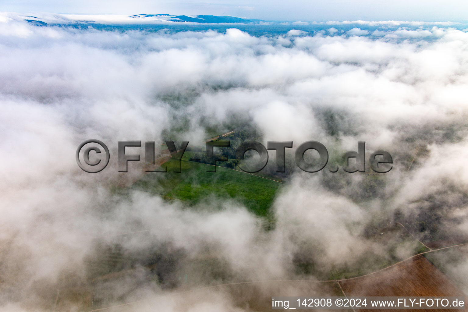 Vue aérienne de Horbachtal sous les nuages à Niederhorbach dans le département Rhénanie-Palatinat, Allemagne