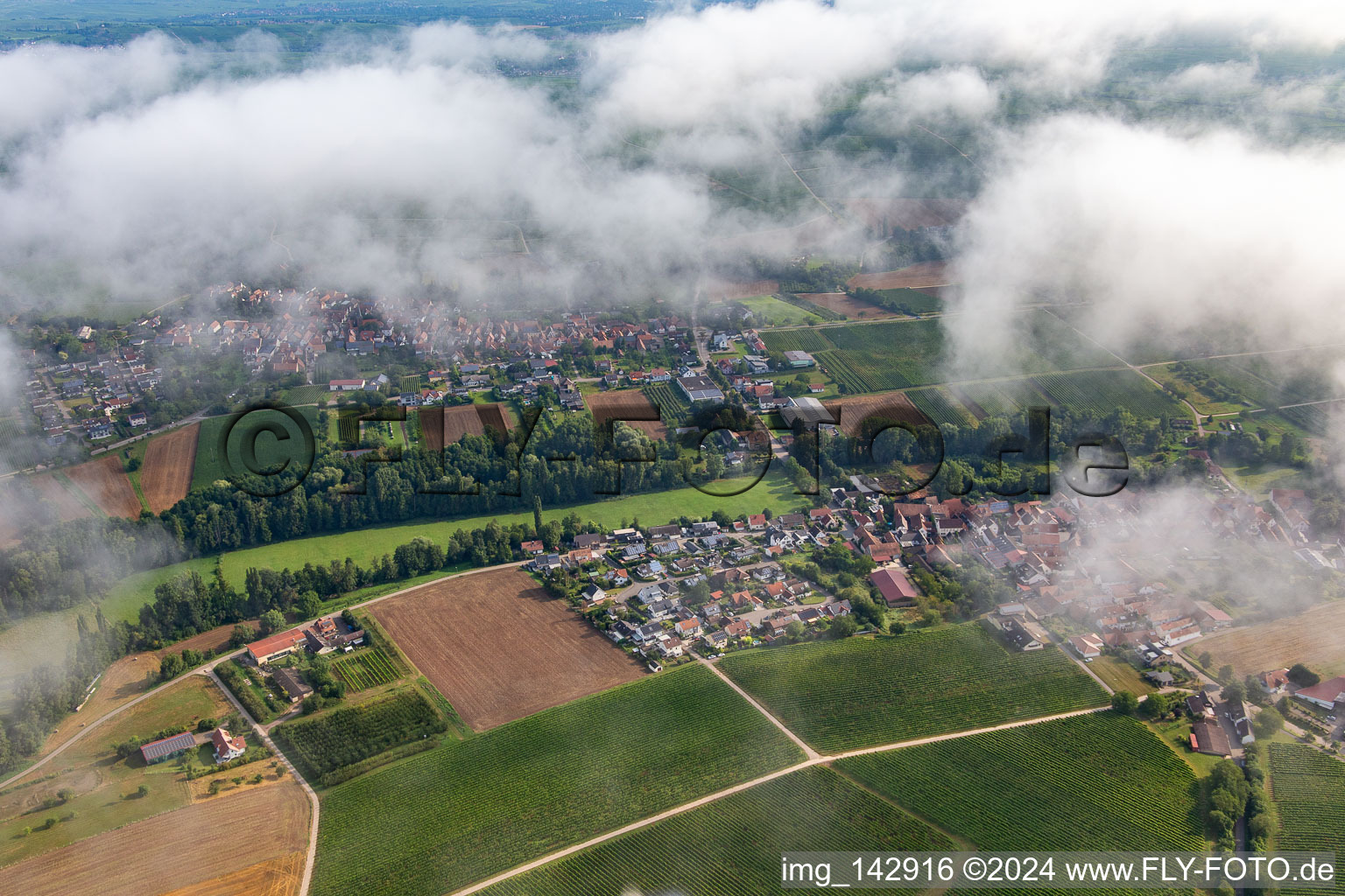 Vue aérienne de Village sur le Klingbachtal depuis le sud sous les nuages à le quartier Klingen in Heuchelheim-Klingen dans le département Rhénanie-Palatinat, Allemagne