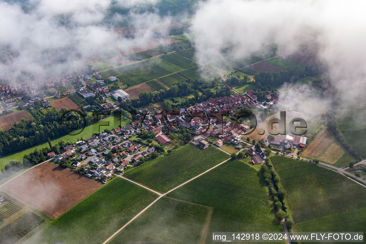 Vue aérienne de Village sur le Klingbachtal depuis le sud sous les nuages à le quartier Klingen in Heuchelheim-Klingen dans le département Rhénanie-Palatinat, Allemagne