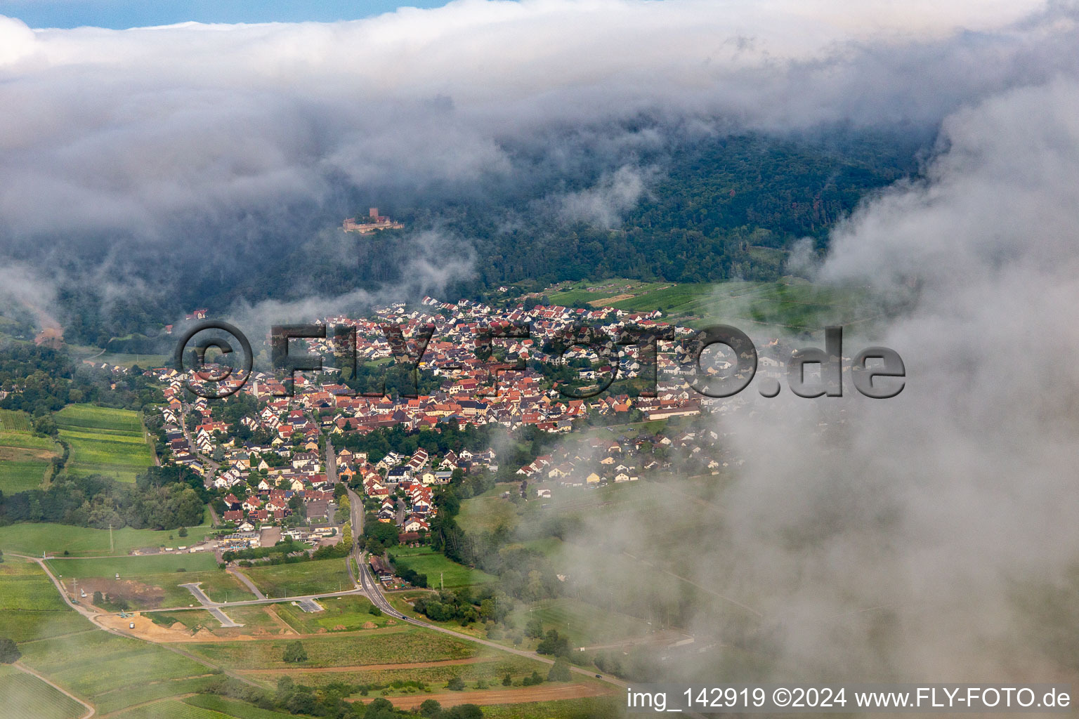 Vue aérienne de Village à la lisière de la forêt du Palatinat depuis le nord-est sous les nuages à Klingenmünster dans le département Rhénanie-Palatinat, Allemagne