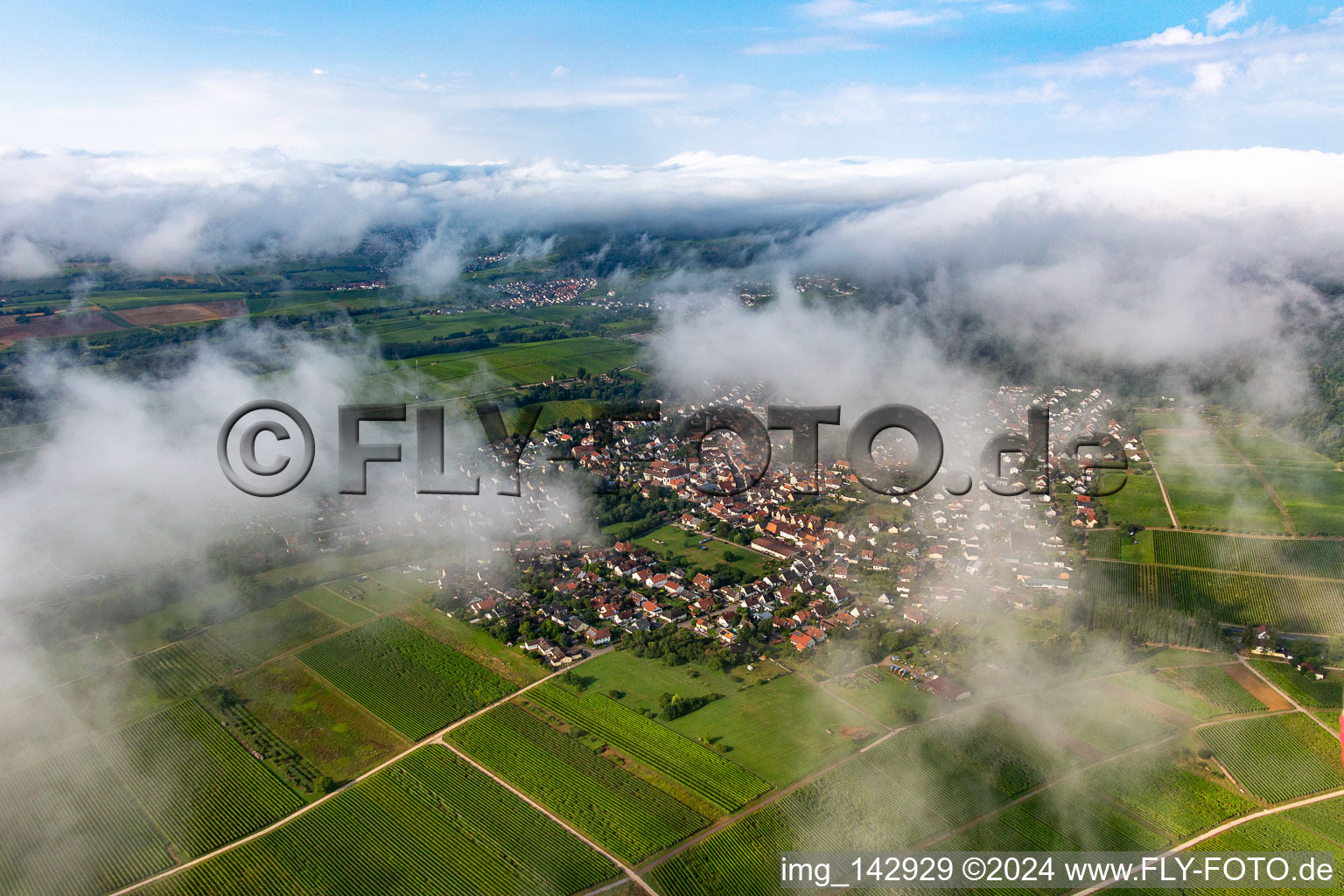 Vue aérienne de Village du nord-est sous les nuages à Klingenmünster dans le département Rhénanie-Palatinat, Allemagne