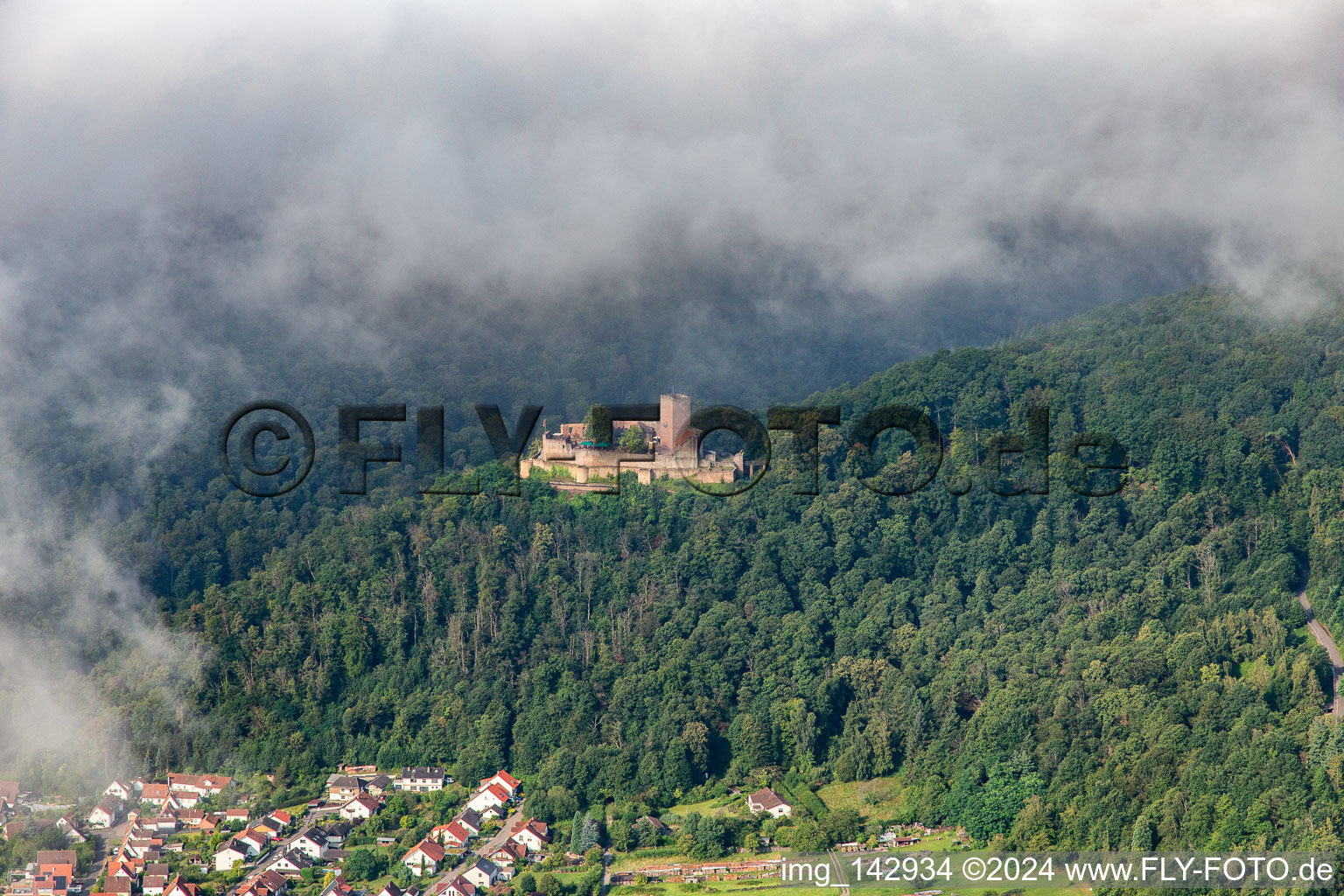 Vue aérienne de Château de Landeck le matin sous des nuages bas à Klingenmünster dans le département Rhénanie-Palatinat, Allemagne