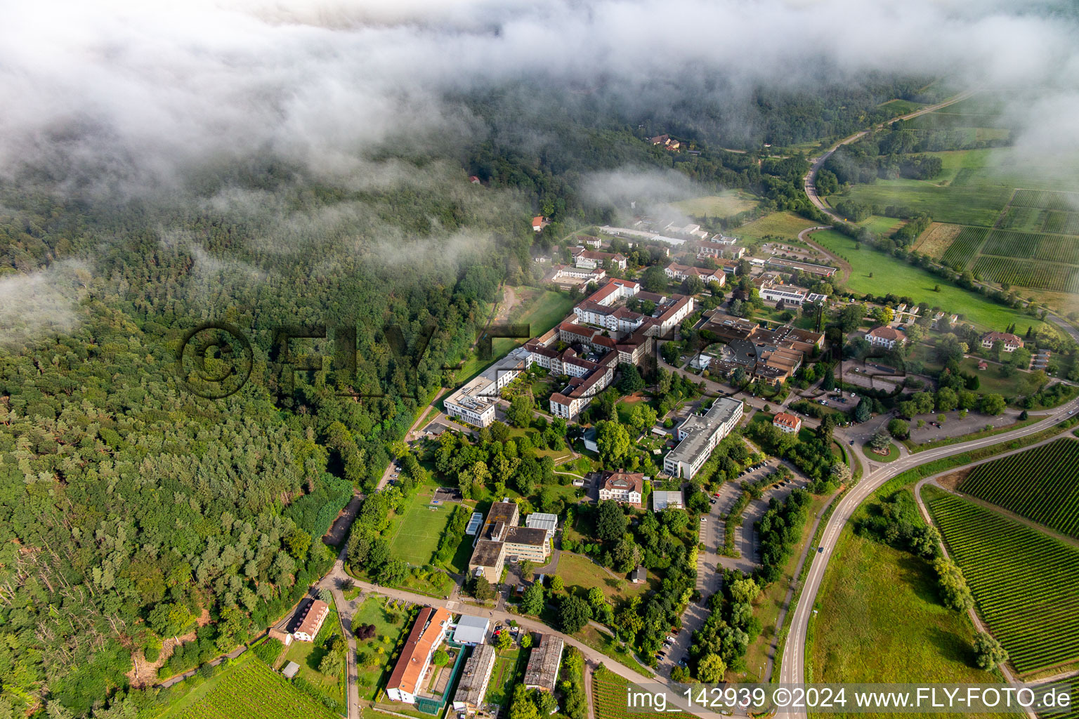 Des nuages denses au-dessus de l’hôpital palatin de psychiatrie et de neurologie à Klingenmünster dans le département Rhénanie-Palatinat, Allemagne vue d'en haut