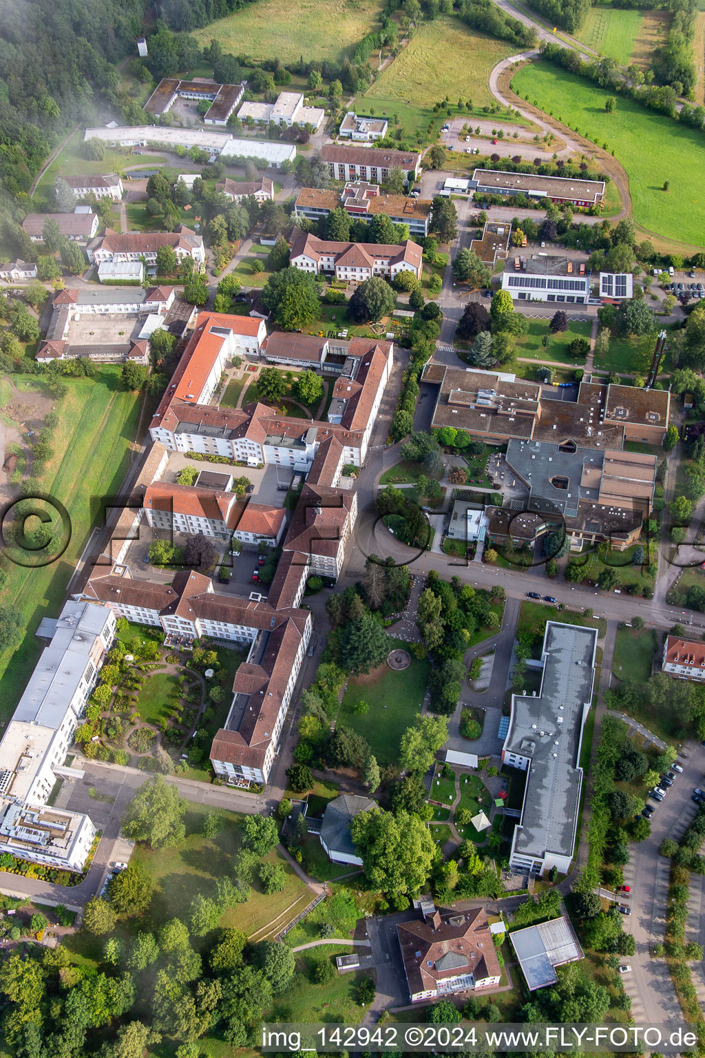 Vue d'oiseau de Des nuages denses au-dessus de l’hôpital palatin de psychiatrie et de neurologie à Klingenmünster dans le département Rhénanie-Palatinat, Allemagne