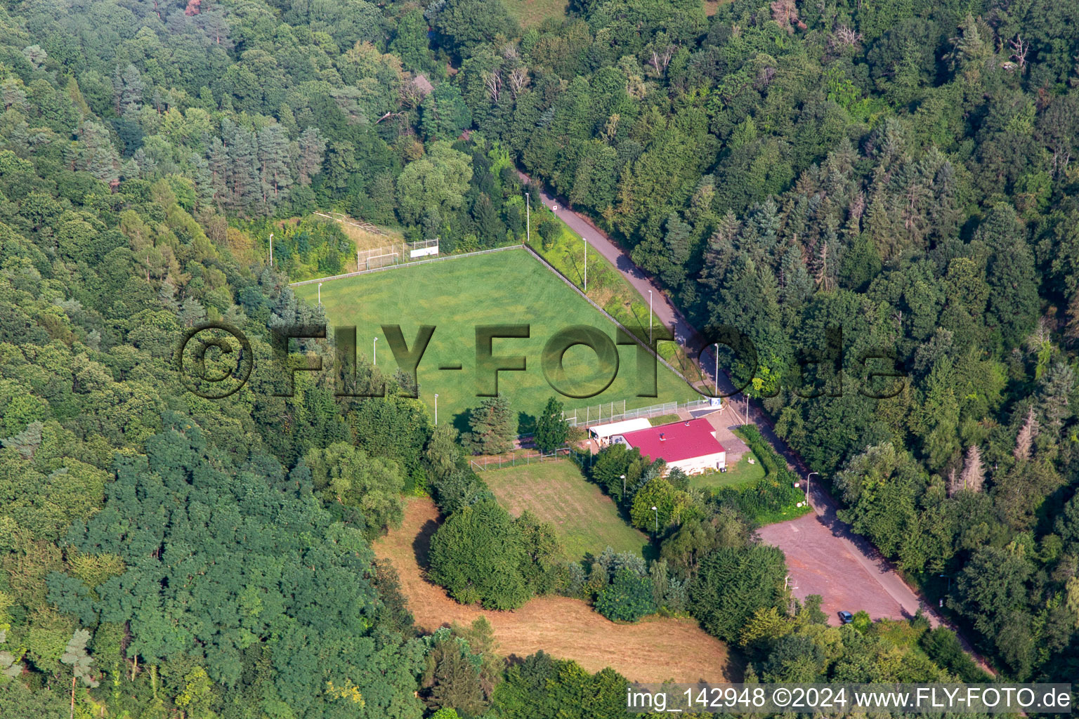 Vue aérienne de Terrain de sport désert ASV Eschbach le matin à Eschbach dans le département Rhénanie-Palatinat, Allemagne