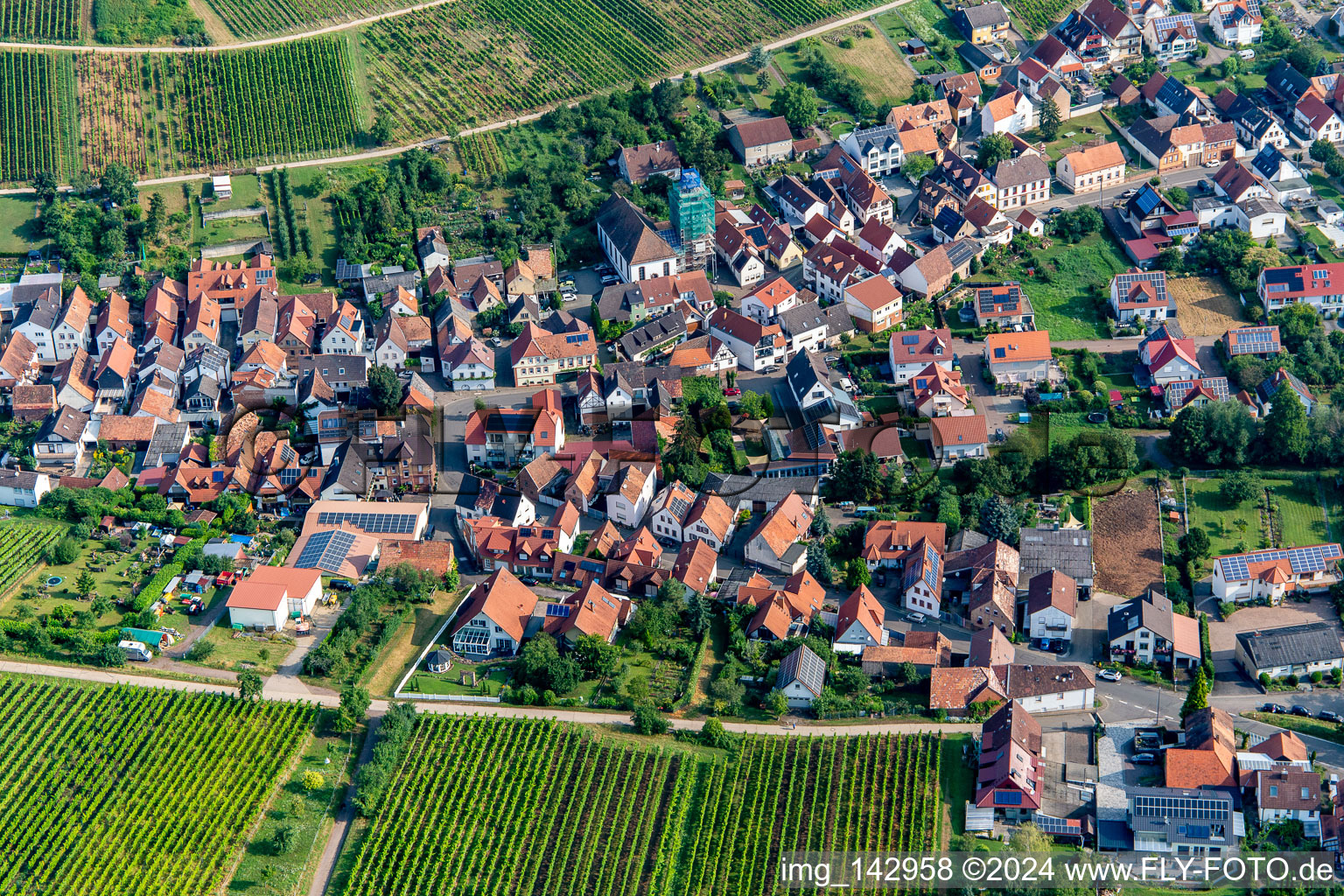 Vue aérienne de Village du sud avec la paroisse catholique échafaudée et l'église de pèlerinage de Tous les Saints à Ranschbach dans le département Rhénanie-Palatinat, Allemagne