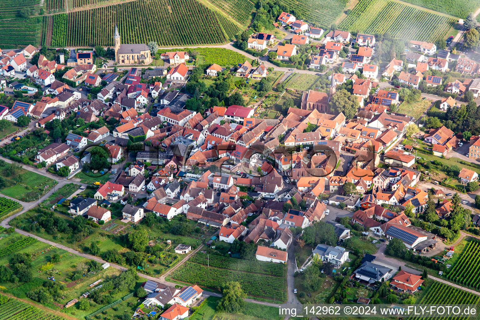 Vue aérienne de Ville viticole du sud à Birkweiler dans le département Rhénanie-Palatinat, Allemagne