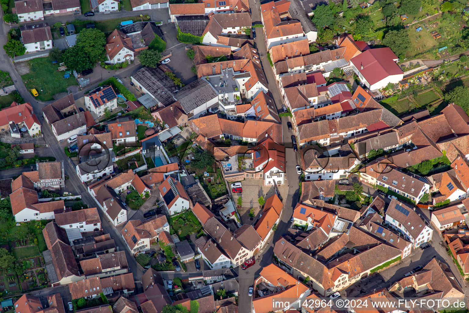 Vue aérienne de Rue Haupt à Birkweiler dans le département Rhénanie-Palatinat, Allemagne