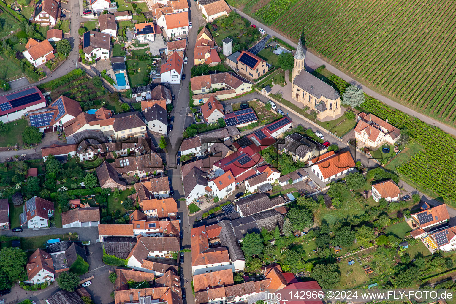 Vue aérienne de Église catholique Saint-Barthélemy sous les vignes de Daschberg à Birkweiler dans le département Rhénanie-Palatinat, Allemagne