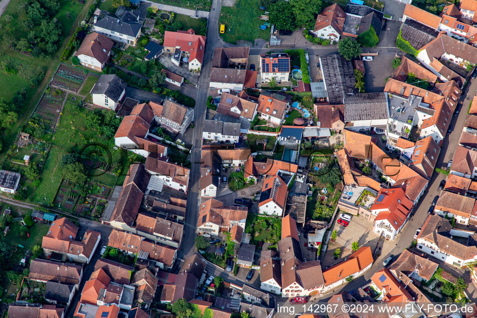 Vue aérienne de Herrenberger Straße depuis l'est à Birkweiler dans le département Rhénanie-Palatinat, Allemagne