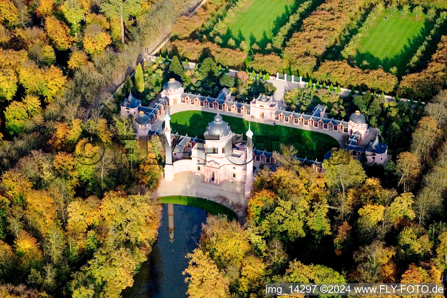 Photographie aérienne de Mosquée ou temple maure et harem dans le jardin du château avec étang à Schwetzingen dans le département Bade-Wurtemberg, Allemagne