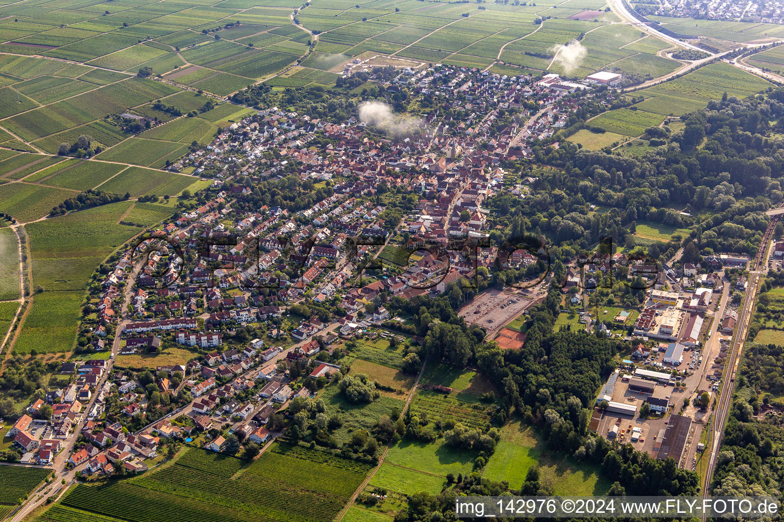 Vue aérienne de Village de l'est sous les nuages à le quartier Godramstein in Landau in der Pfalz dans le département Rhénanie-Palatinat, Allemagne