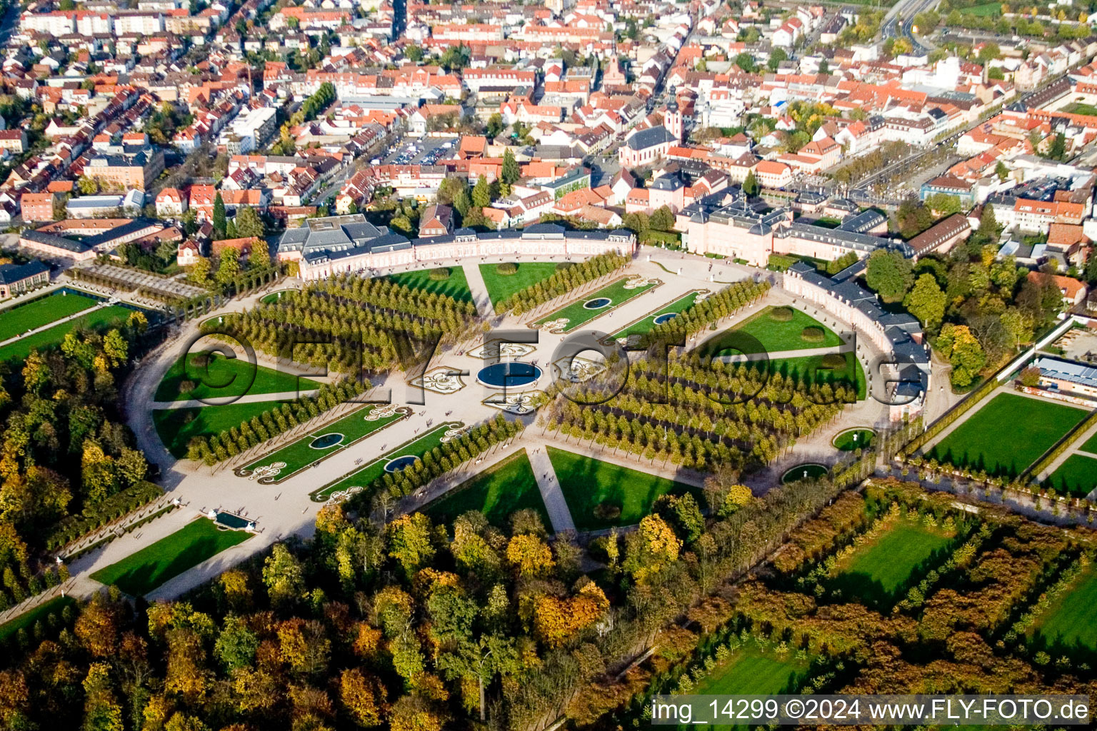 Parc rococo du jardin et château Schwetzingen à Schwetzingen dans le département Bade-Wurtemberg, Allemagne d'en haut