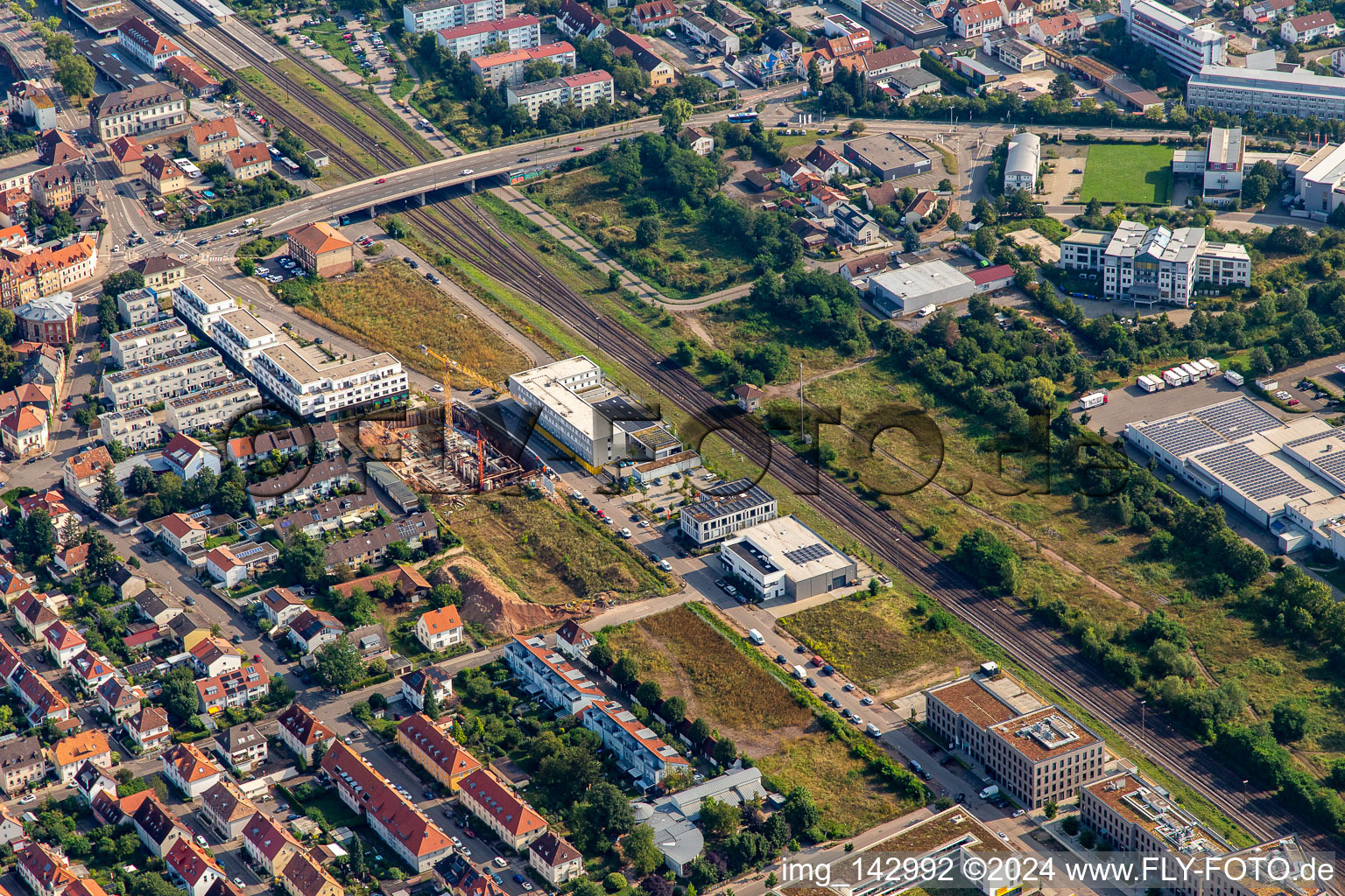 Vue aérienne de Bâtiments de la police et de la police judiciaire et de la zone industrielle Metall Landau sur la Paul-von-Denis-Straße le long de la voie ferrée à le quartier Queichheim in Landau in der Pfalz dans le département Rhénanie-Palatinat, Allemagne