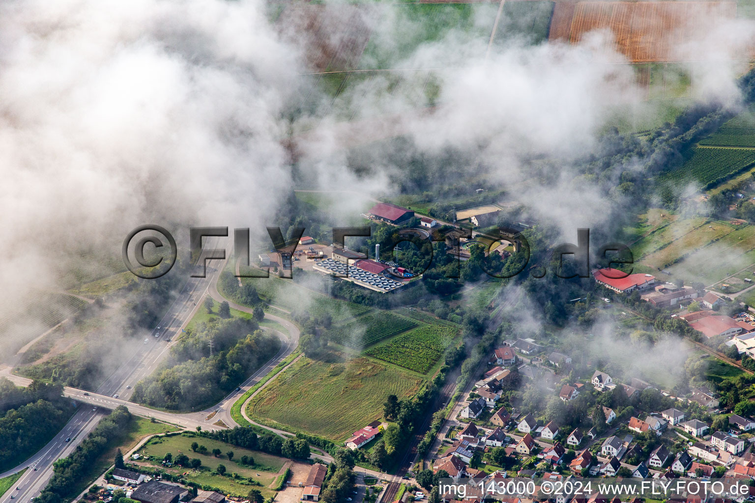 Vue aérienne de Nuages bas au-dessus de la centrale géothermique Insheim à Insheim dans le département Rhénanie-Palatinat, Allemagne