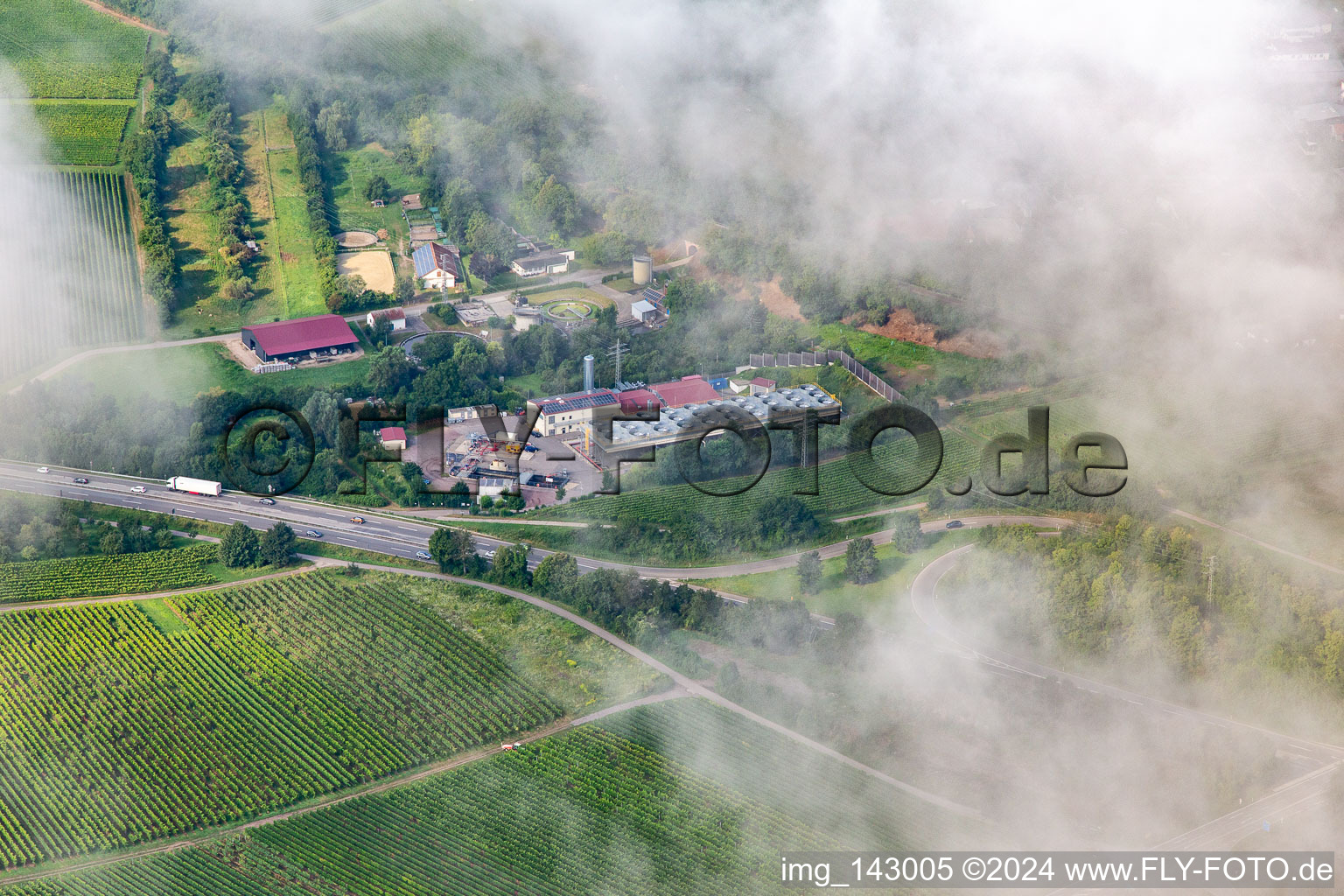 Vue aérienne de Nuages bas au-dessus de la centrale géothermique Insheim à Insheim dans le département Rhénanie-Palatinat, Allemagne