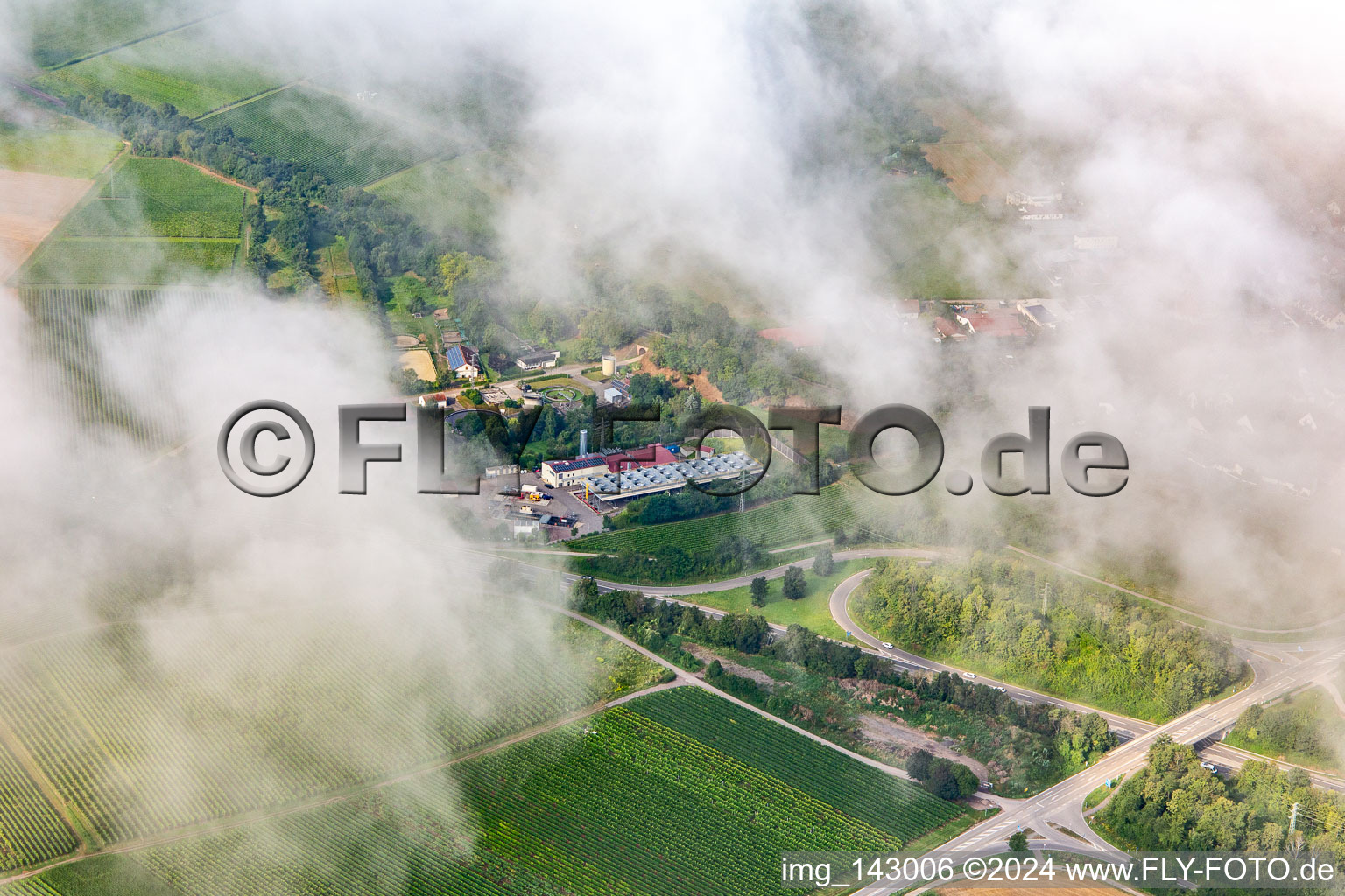 Photographie aérienne de Nuages bas au-dessus de la centrale géothermique Insheim à Insheim dans le département Rhénanie-Palatinat, Allemagne