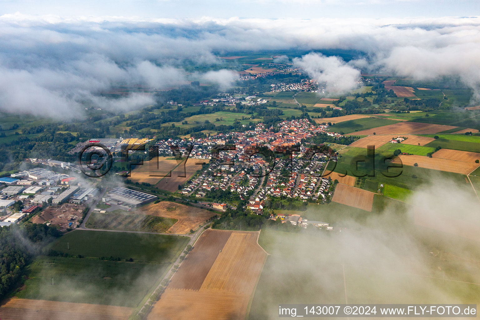 Vue aérienne de Village sous les nuages de l'est à Rohrbach dans le département Rhénanie-Palatinat, Allemagne