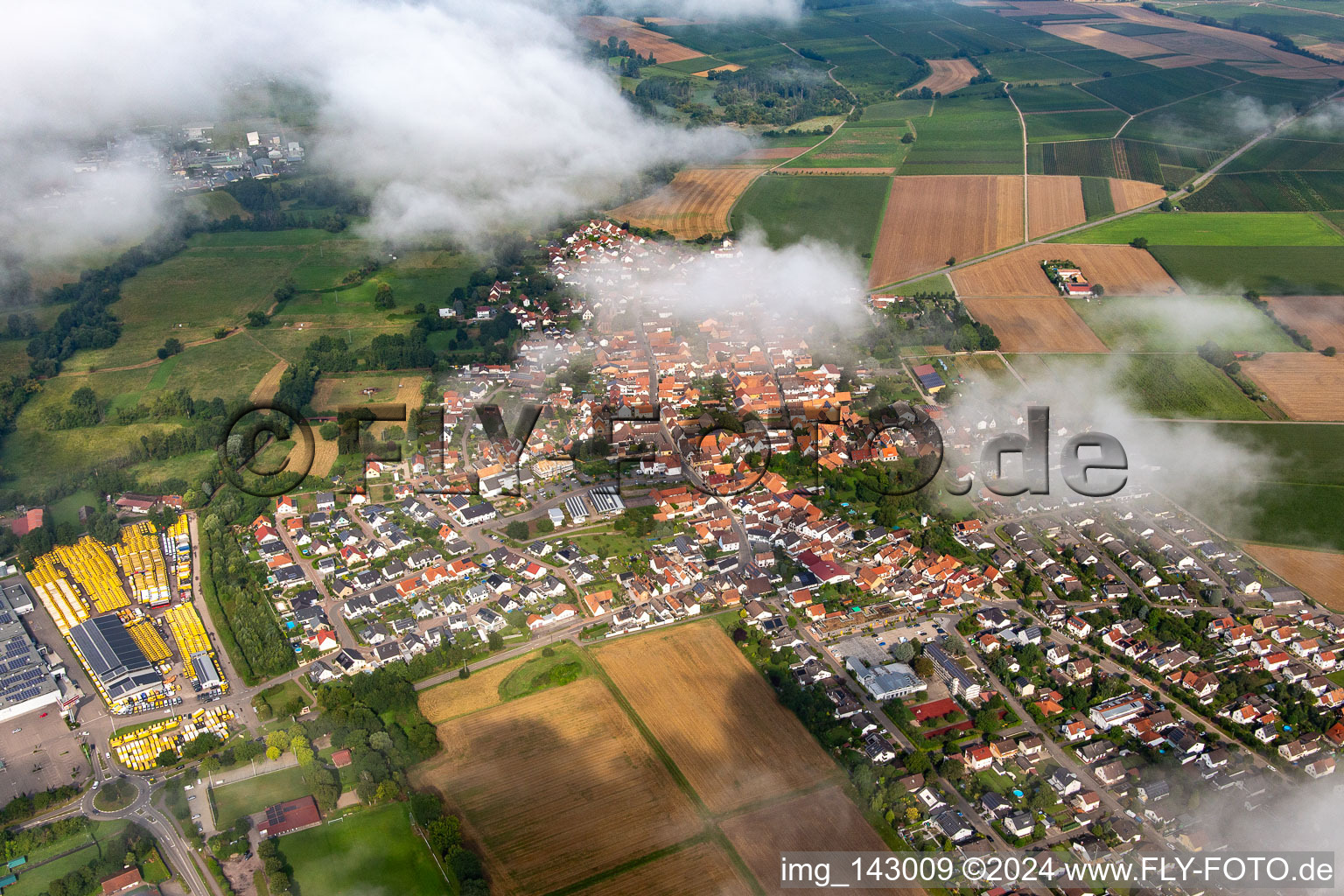 Vue aérienne de Village sous les nuages de l'est à Rohrbach dans le département Rhénanie-Palatinat, Allemagne