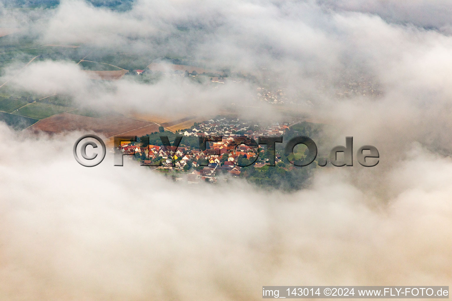 Vue aérienne de Village caché sous les nuages venant de l’est à le quartier Billigheim in Billigheim-Ingenheim dans le département Rhénanie-Palatinat, Allemagne