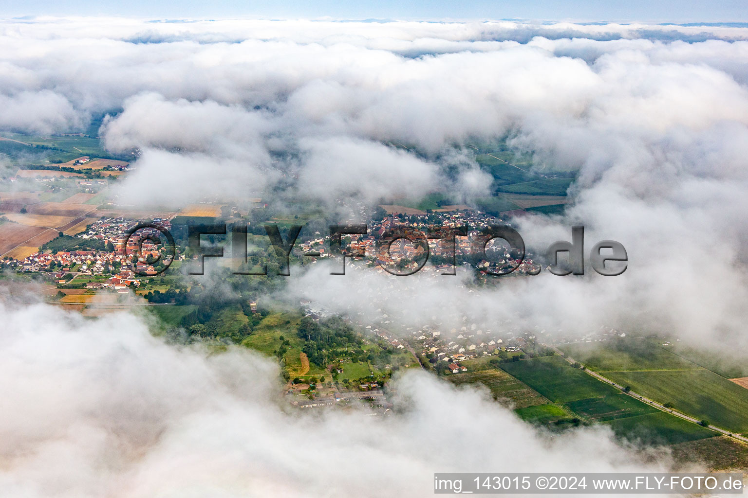 Vue aérienne de Village caché sous les nuages venant de l’est à le quartier Billigheim in Billigheim-Ingenheim dans le département Rhénanie-Palatinat, Allemagne