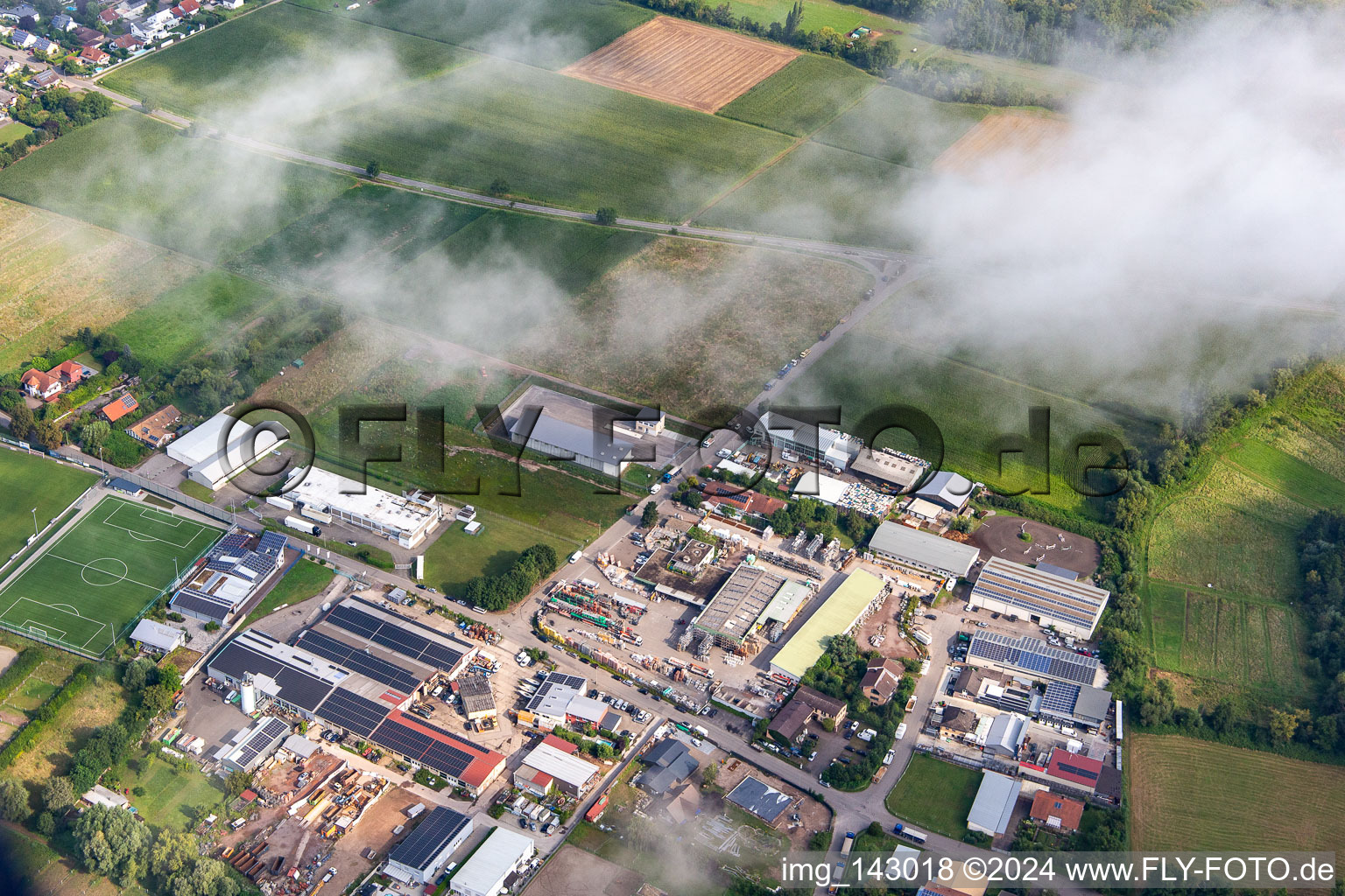 Vue aérienne de Rue industrielle de zone commerciale sous les nuages à le quartier Billigheim in Billigheim-Ingenheim dans le département Rhénanie-Palatinat, Allemagne