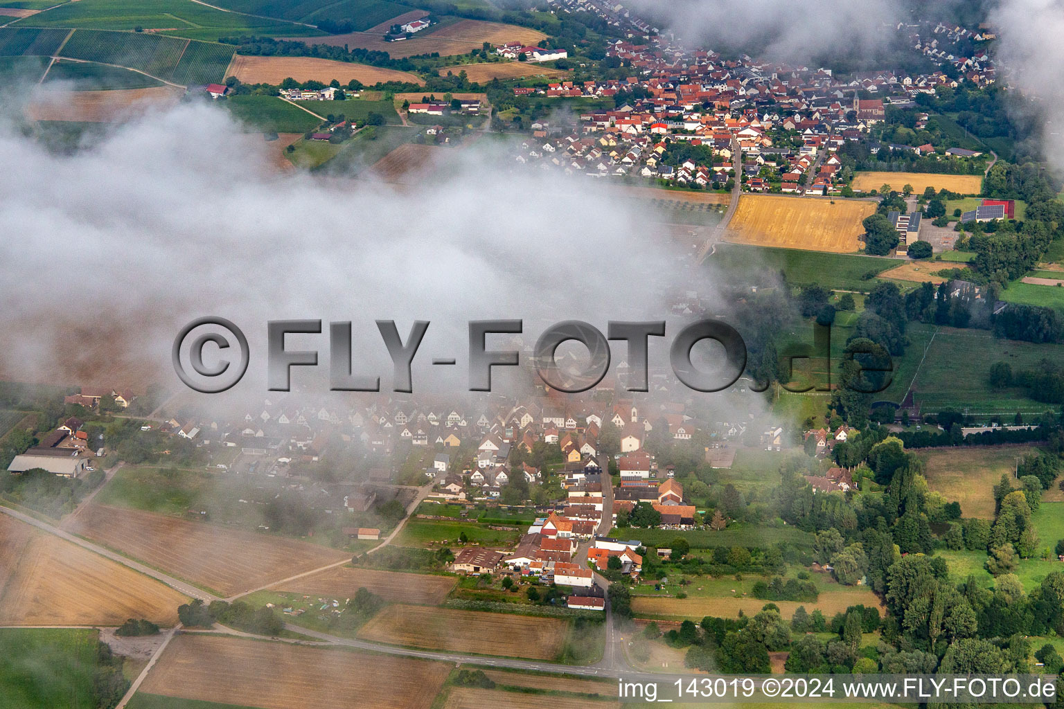 Vue aérienne de Village caché sous les nuages venant de l’est à le quartier Mühlhofen in Billigheim-Ingenheim dans le département Rhénanie-Palatinat, Allemagne