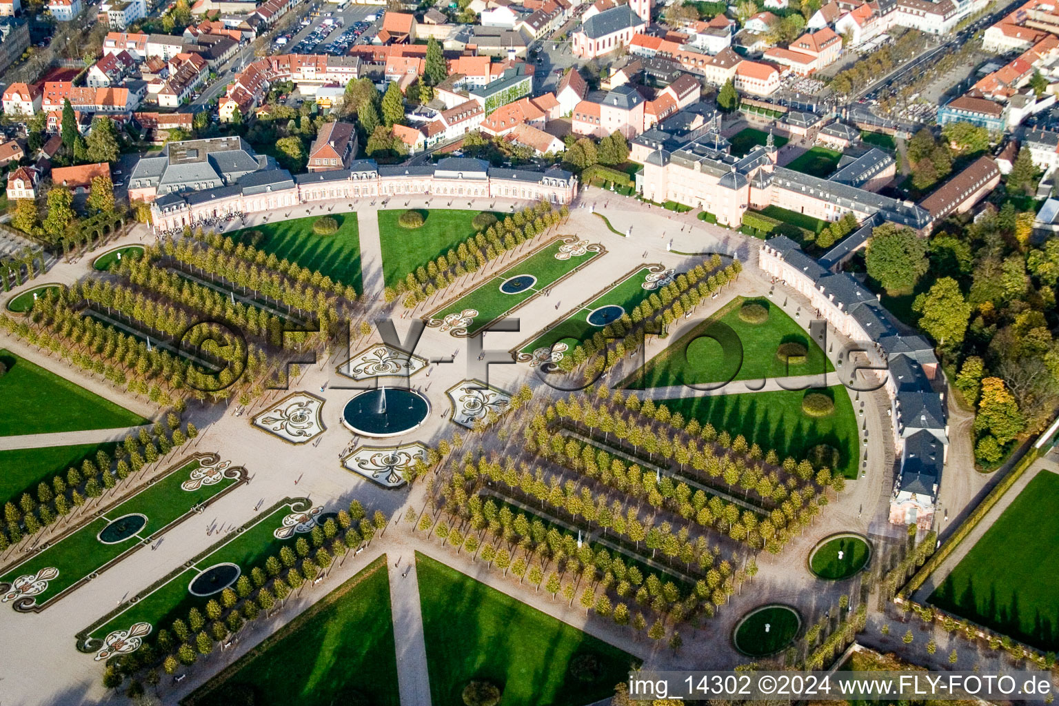 Vue d'oiseau de Schwetzingen dans le département Bade-Wurtemberg, Allemagne