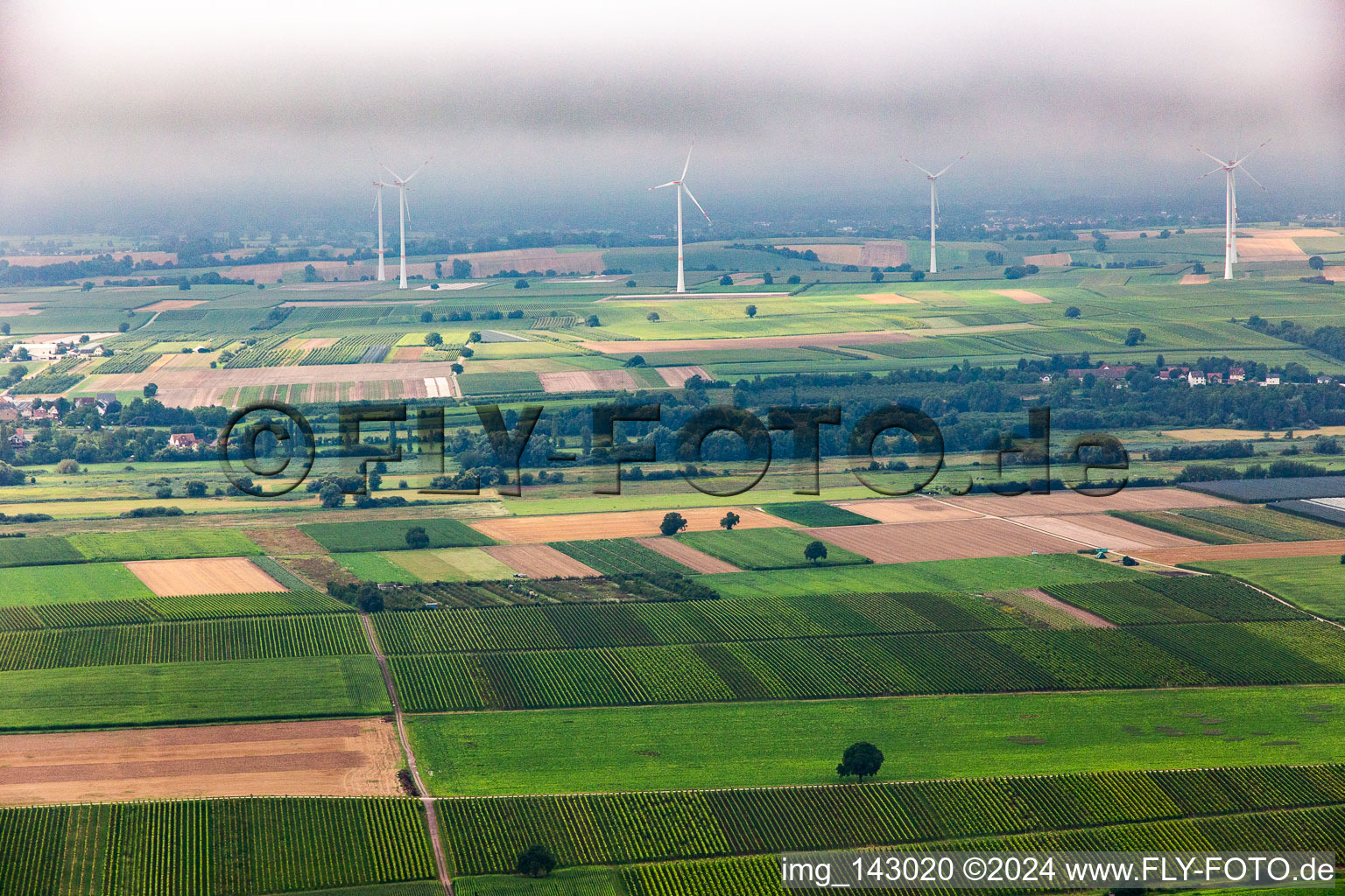 Vue aérienne de Nuages bas sur le parc éolien Freckenfeld en provenance du nord à Freckenfeld dans le département Rhénanie-Palatinat, Allemagne