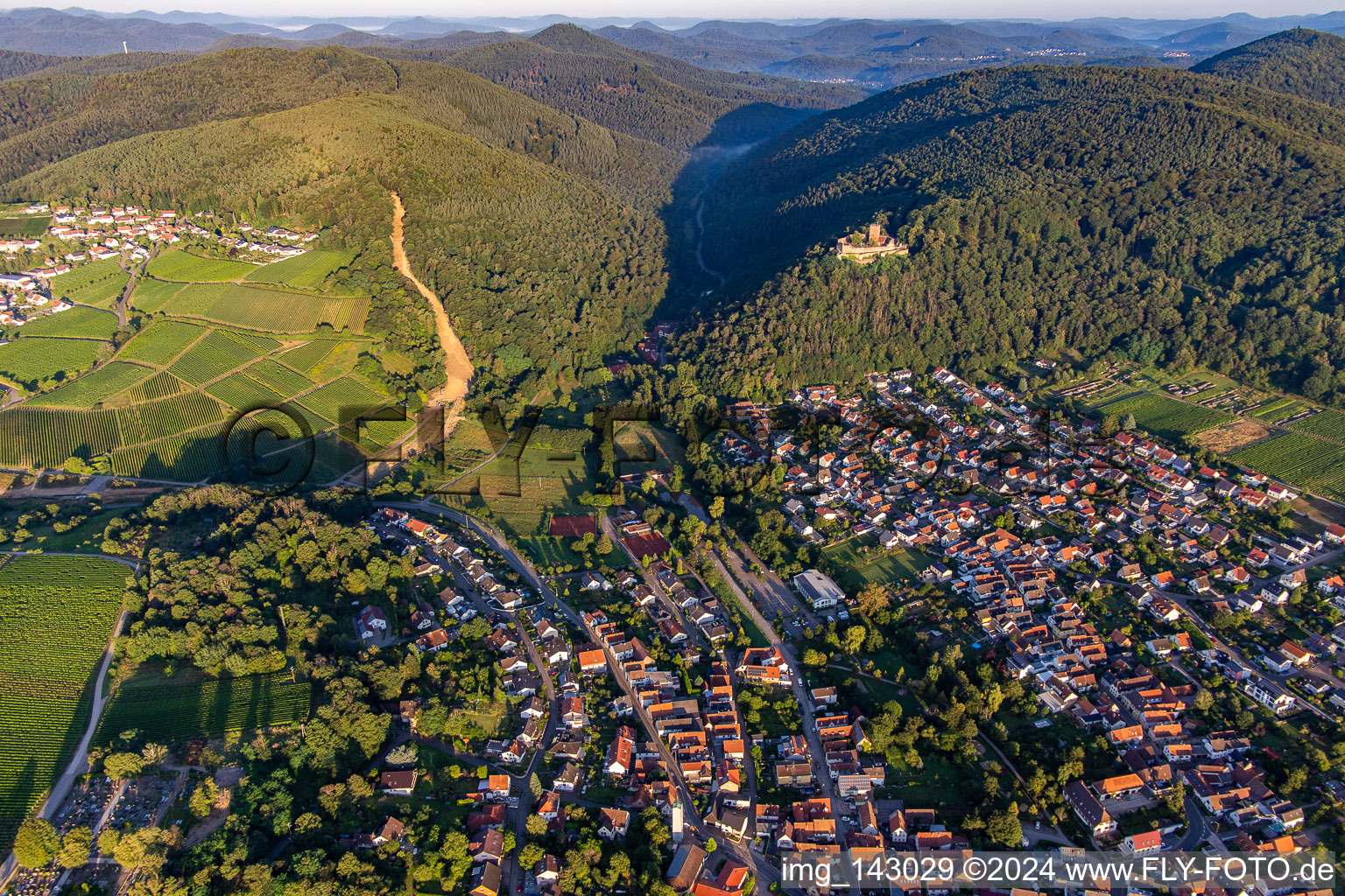 Vue aérienne de Vallée de Klingbach à Klingenmünster dans le département Rhénanie-Palatinat, Allemagne