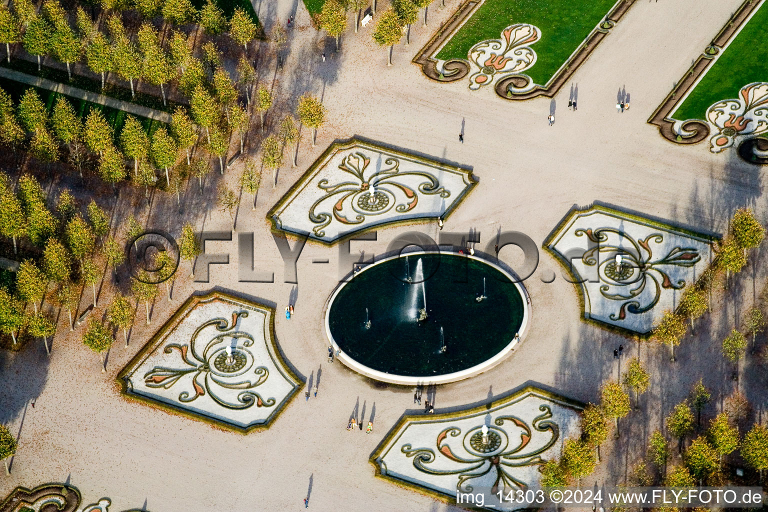 Vue aérienne de Fontaines et parterres de fleurs dans le parc du château baroque Schwetzingen à Schwetzingen dans le département Bade-Wurtemberg, Allemagne