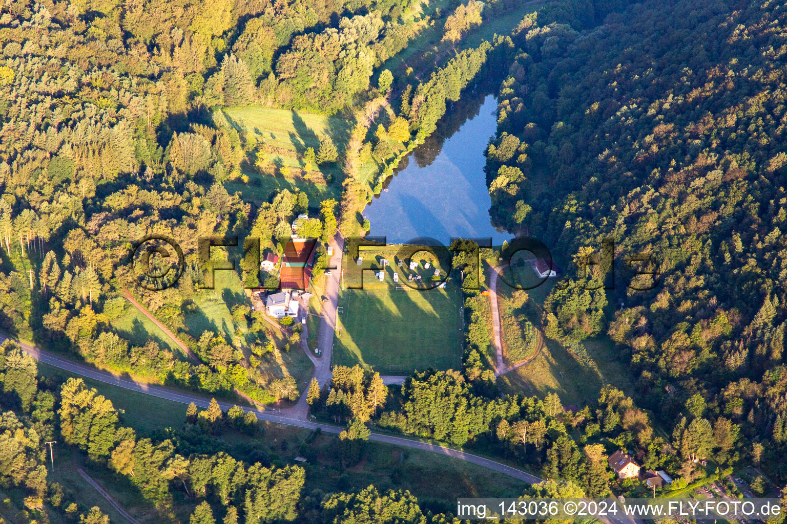 Vue aérienne de Place de parking camping-car au bord du lac Silzer à Silz dans le département Rhénanie-Palatinat, Allemagne