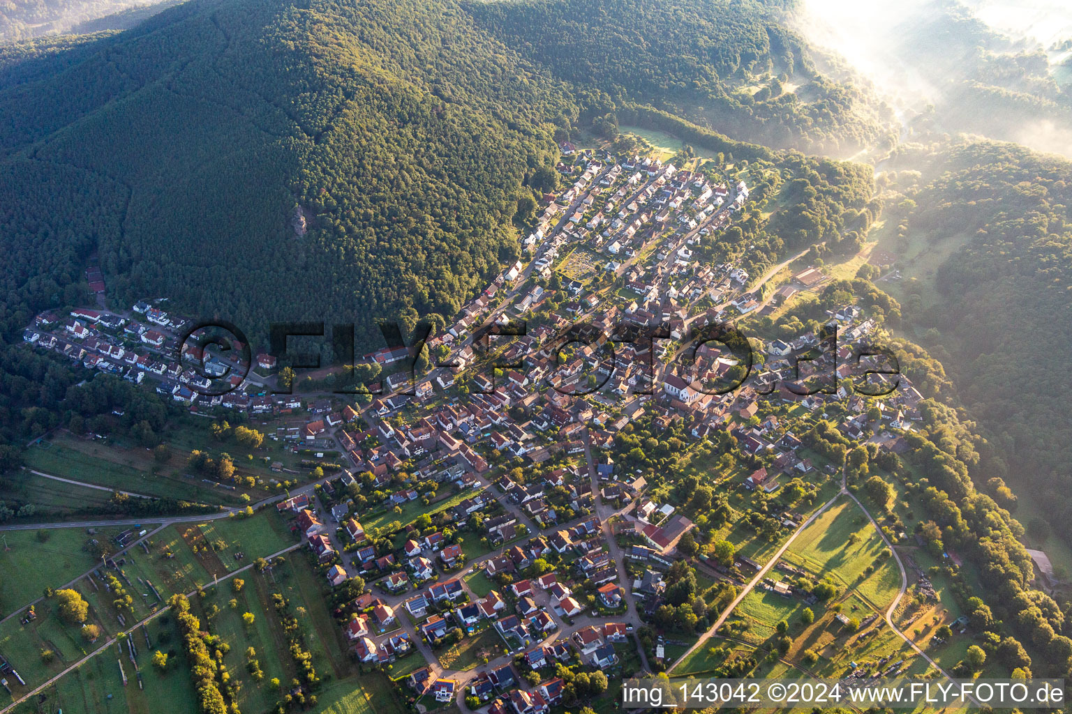 Vue aérienne de Du sud à Wernersberg dans le département Rhénanie-Palatinat, Allemagne