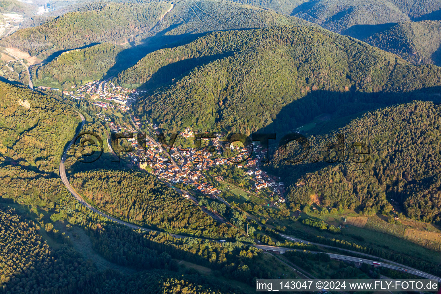 Vue aérienne de Place dans le Queichtal avec contournement B10 à Wilgartswiesen dans le département Rhénanie-Palatinat, Allemagne