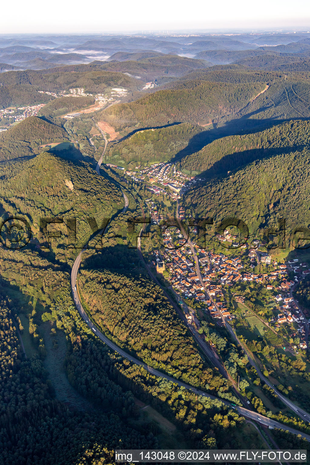 Vue aérienne de Place dans le Queichtal avec contournement B10 à Wilgartswiesen dans le département Rhénanie-Palatinat, Allemagne