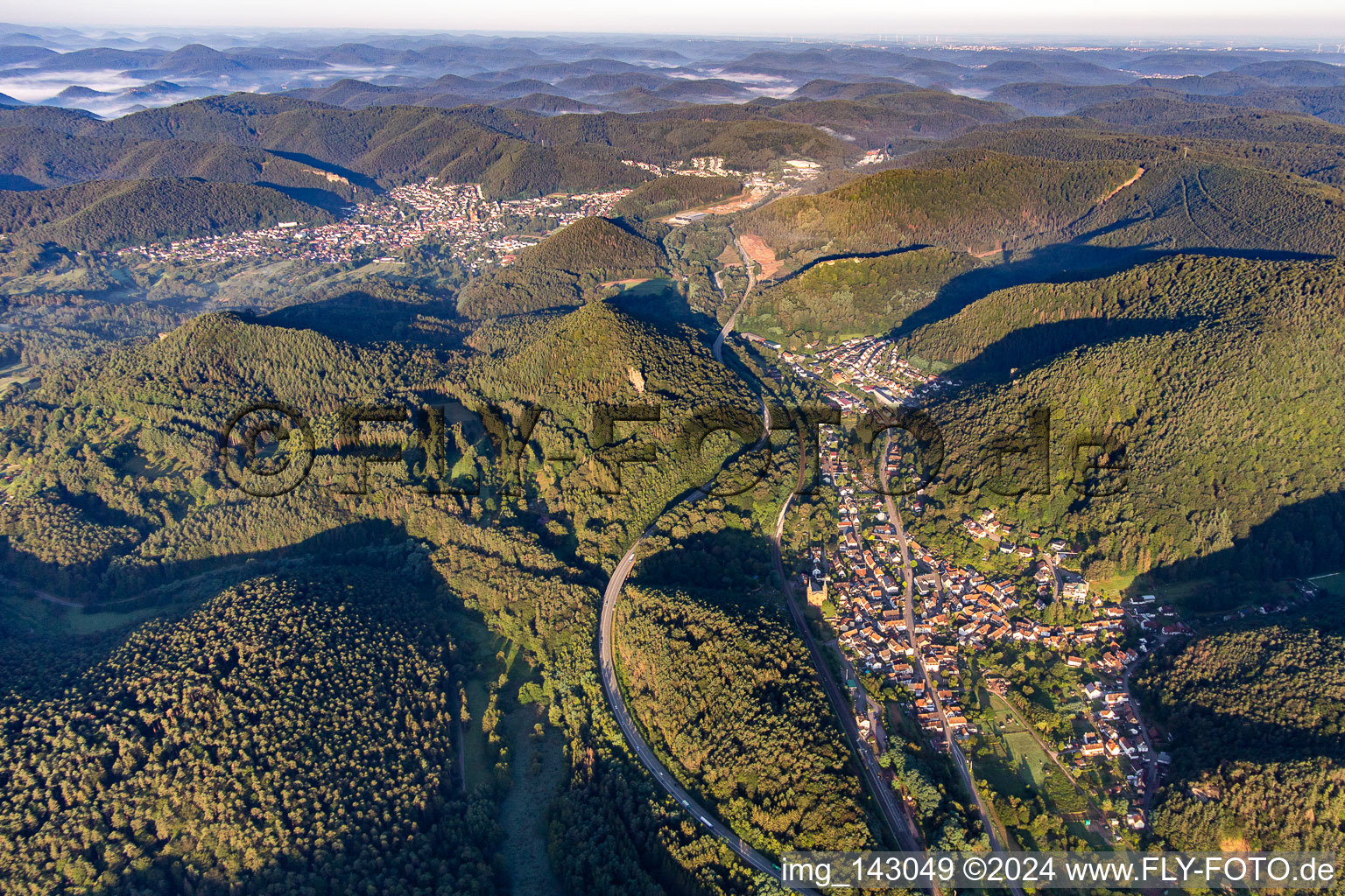 Photographie aérienne de Place dans le Queichtal avec contournement B10 à Wilgartswiesen dans le département Rhénanie-Palatinat, Allemagne