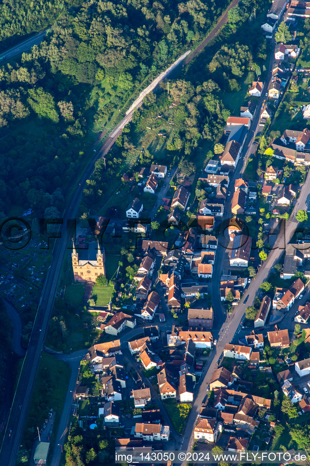 Vue aérienne de Église à Wilgartswiesen dans le département Rhénanie-Palatinat, Allemagne