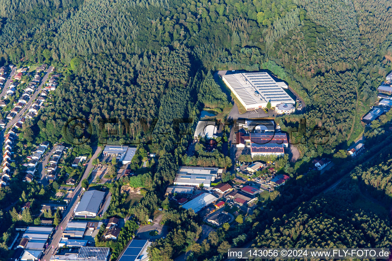 Vue aérienne de Schuhmacher Emballage GmbH à Hauenstein dans le département Rhénanie-Palatinat, Allemagne