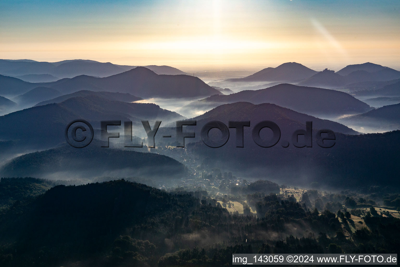 Vue aérienne de Brume matinale dans le Queichtal depuis l'ouest à Spirkelbach dans le département Rhénanie-Palatinat, Allemagne