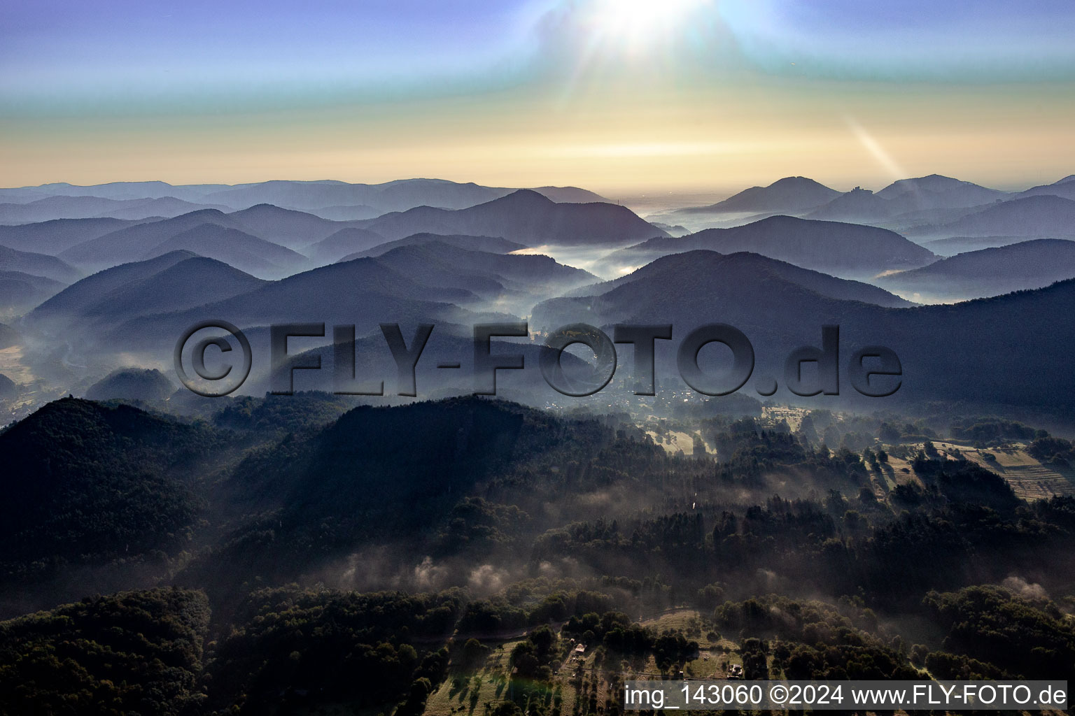 Vue aérienne de Brume matinale dans le Queichtal depuis l'ouest à Spirkelbach dans le département Rhénanie-Palatinat, Allemagne