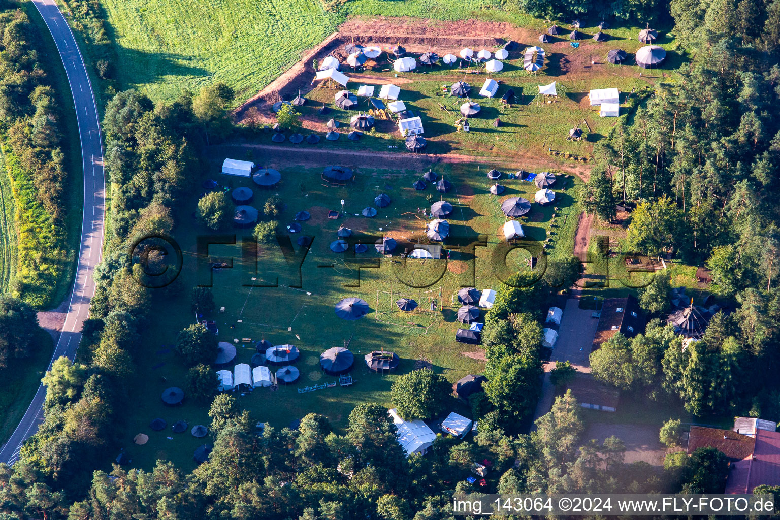 Vue aérienne de Camp scout au camping des jeunes-Hauenstein à Hauenstein dans le département Rhénanie-Palatinat, Allemagne