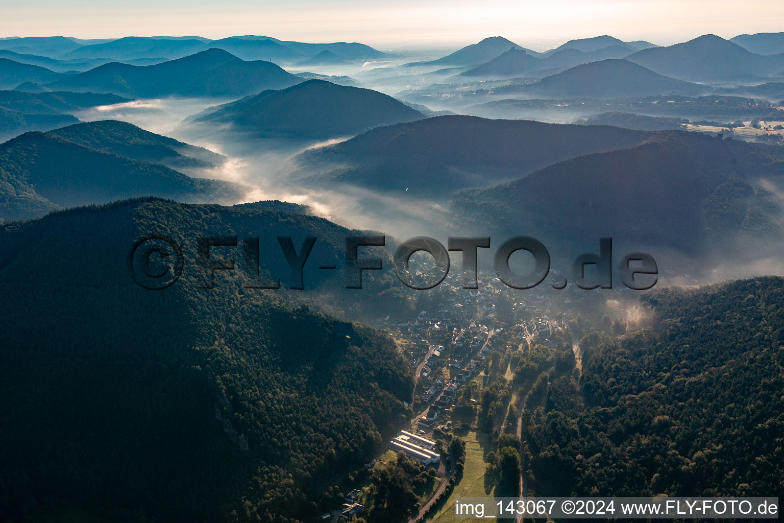 Vue aérienne de Brume matinale dans le Queichtal depuis l'ouest à Lug dans le département Rhénanie-Palatinat, Allemagne