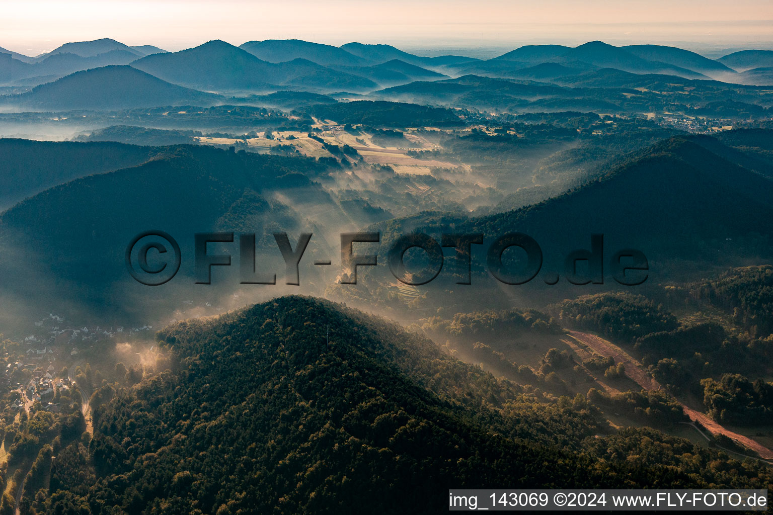 Vue aérienne de Brume matinale dans la forêt du Palatinat depuis le nord à Oberschlettenbach dans le département Rhénanie-Palatinat, Allemagne