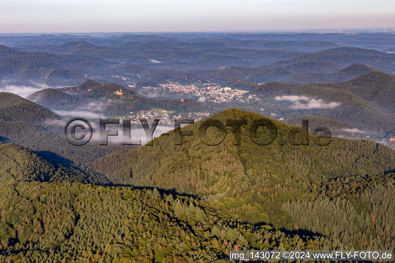 Vue aérienne de Brume matinale dans le Wieslautertal du nord-est à Erfweiler dans le département Rhénanie-Palatinat, Allemagne