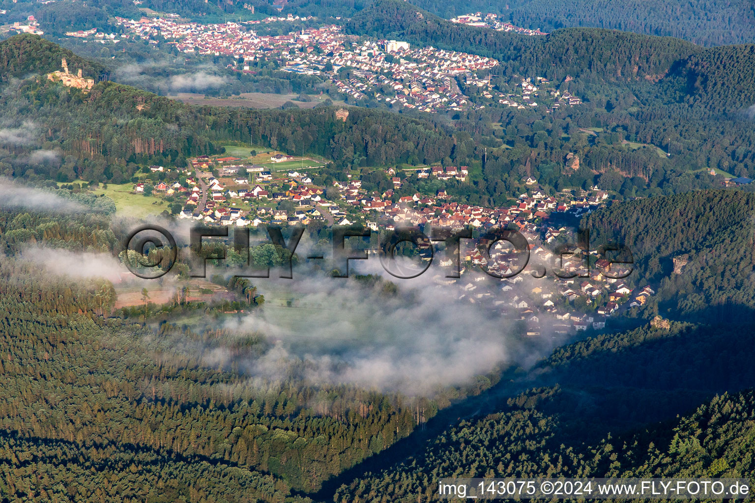 Vue aérienne de Village dans la brume matinale de l'est à Schindhard dans le département Rhénanie-Palatinat, Allemagne