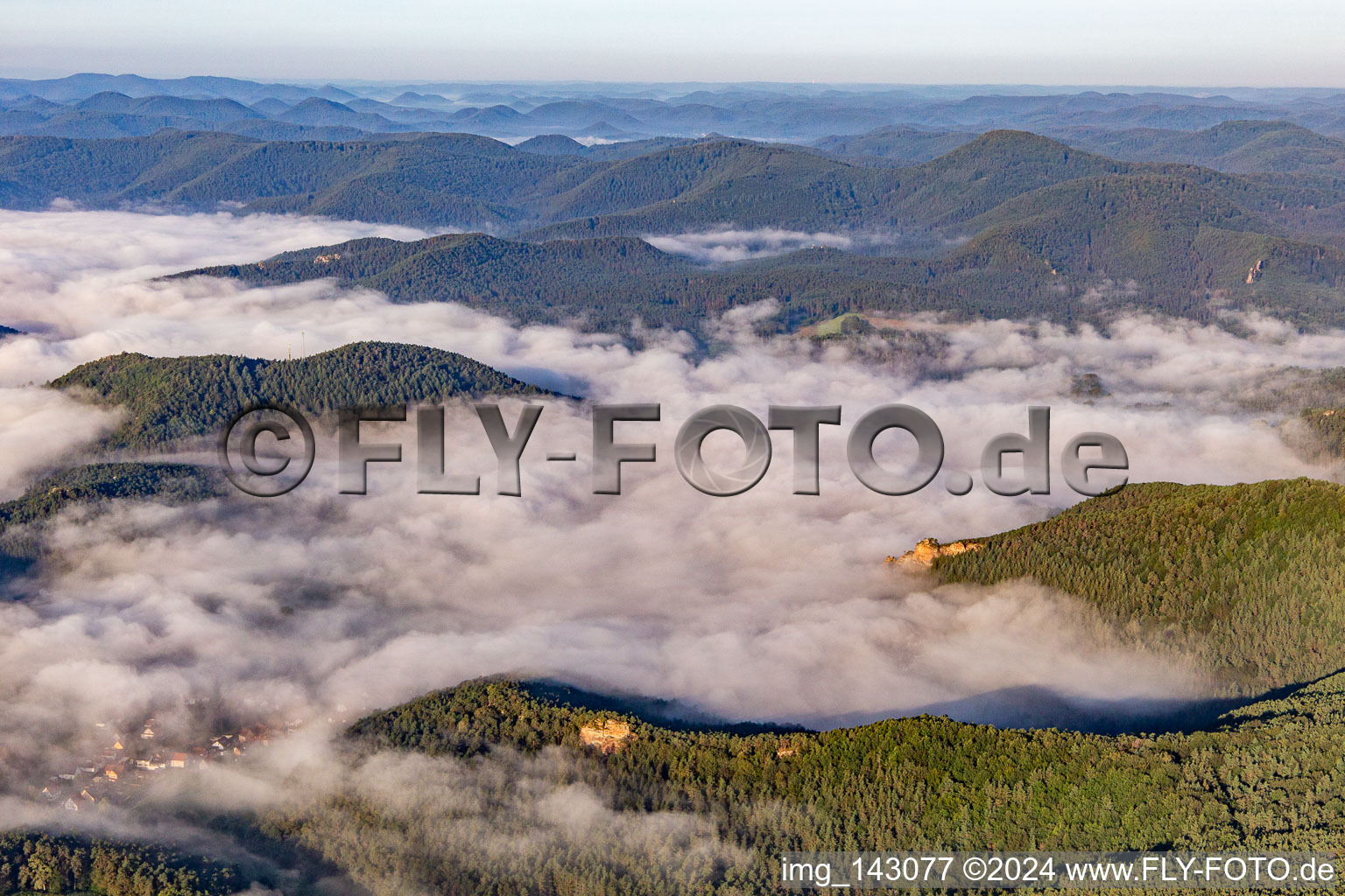 Vue aérienne de Brume matinale dans le Wieslautertal du nord-est à Schindhard dans le département Rhénanie-Palatinat, Allemagne