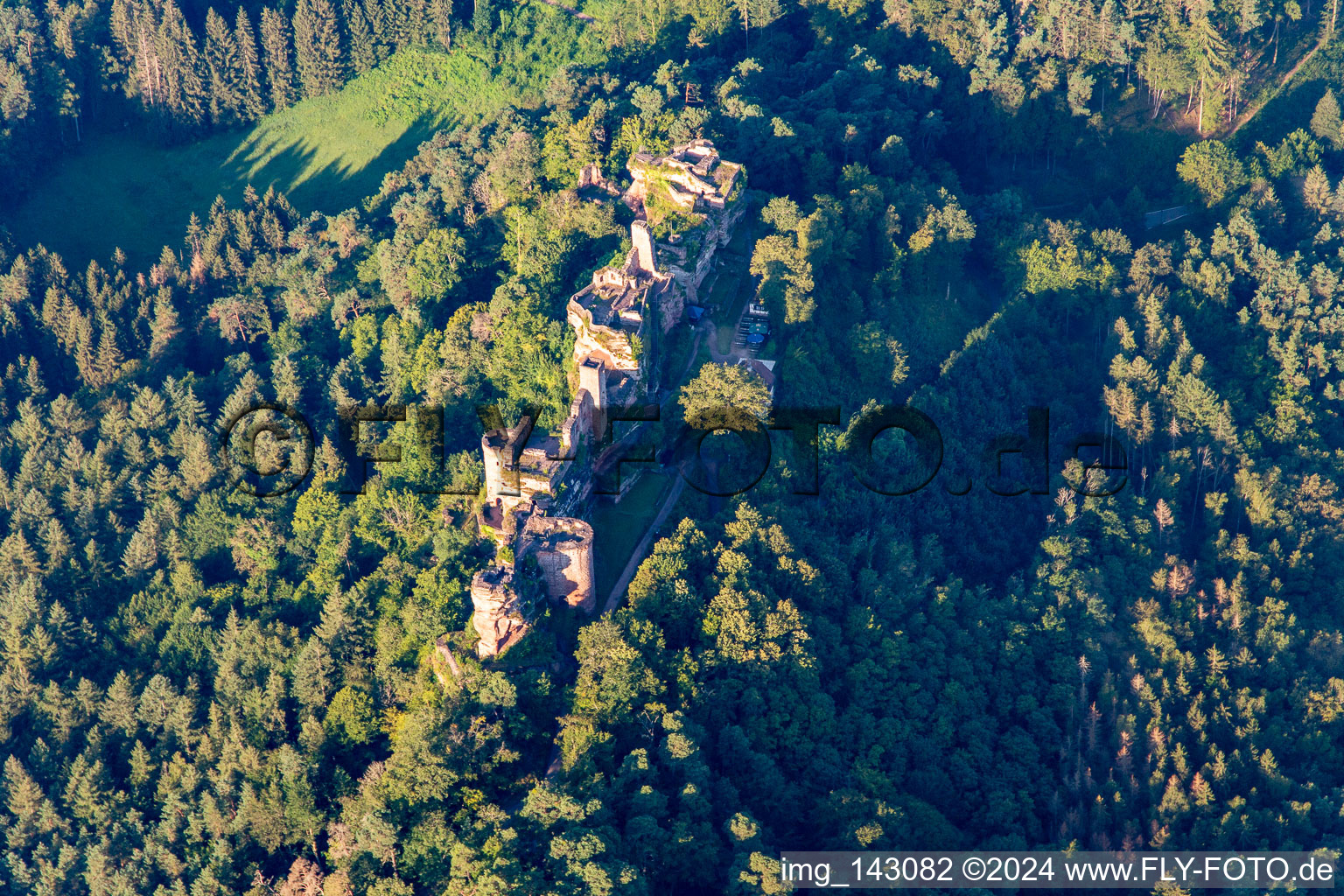 Vue oblique de Massif du château d'Altdahn avec ruines des châteaux de Granfendahn et Tanstein à Dahn dans le département Rhénanie-Palatinat, Allemagne