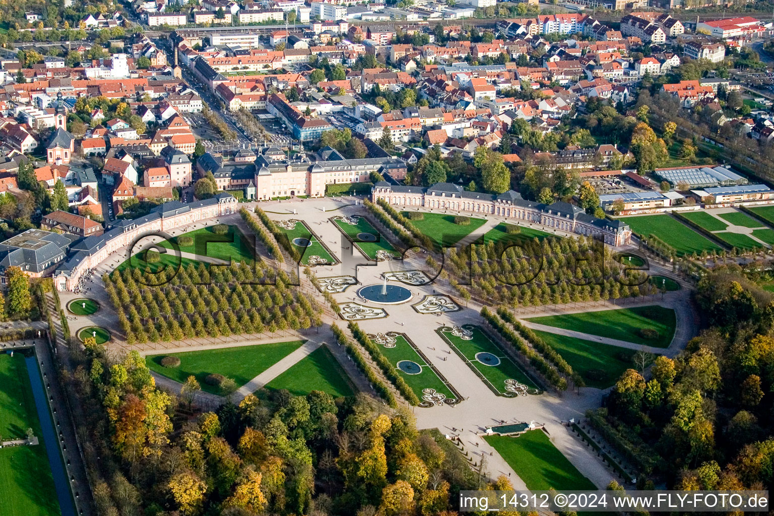 Schwetzingen dans le département Bade-Wurtemberg, Allemagne vu d'un drone