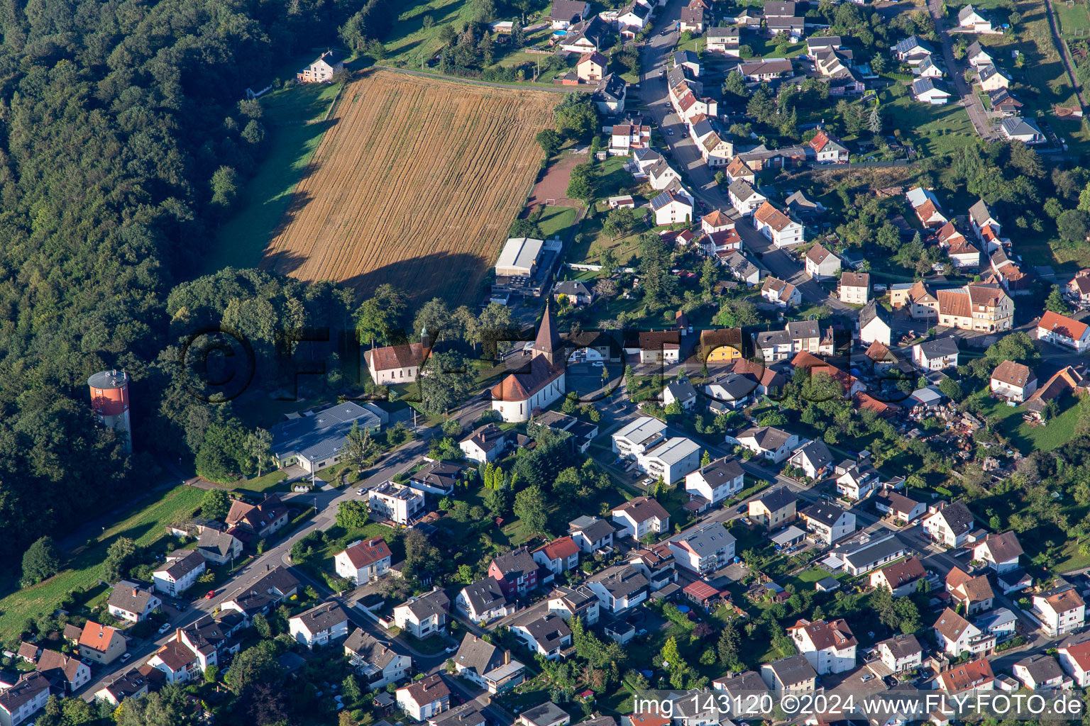 Vue aérienne de Saint-Joseph et château d'eau à le quartier Erlenbrunn in Pirmasens dans le département Rhénanie-Palatinat, Allemagne