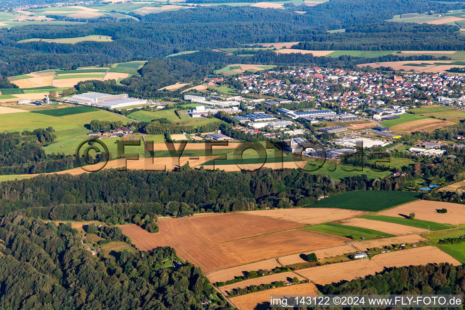 Vue aérienne de Zone industrielle Et d. Mur de pierre à le quartier Winzeln in Pirmasens dans le département Rhénanie-Palatinat, Allemagne